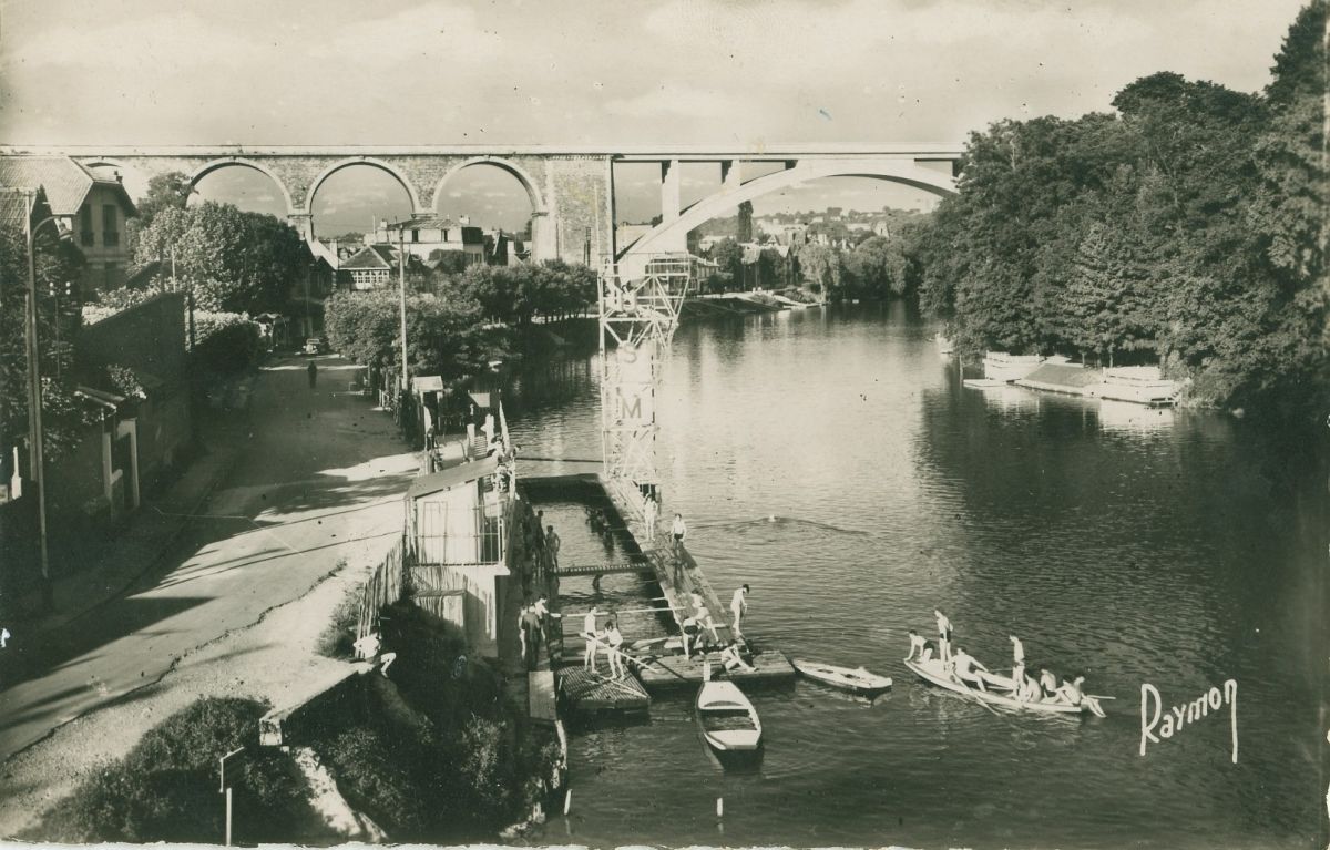 Carte postale ancienne du viaduc et de la baignade de Nogent