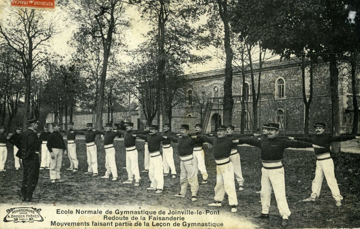 Carte Postale Ancienne CPA AK JOINVILLE-le-PONT - Leçon Collective De Gymnastique