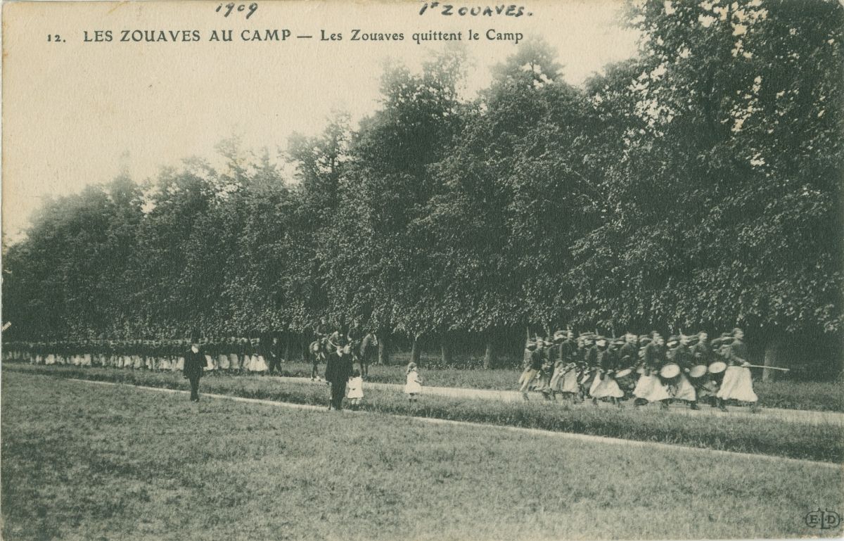 Les Zouaves au camp